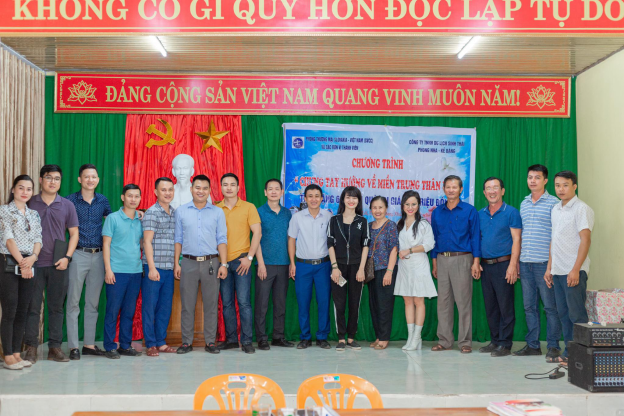 trao-may-loc-nuoc-va-vat-pham-tiep-suc-cho-nguoi-dan-mien-trung-tai-thiet-cuoc-song2332-1606883846.png