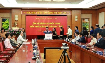 Ban Kinh tế Trung ương ủng hộ đồng bào miền Trung khắc phục hậu quả thiên tai, lũ lụt