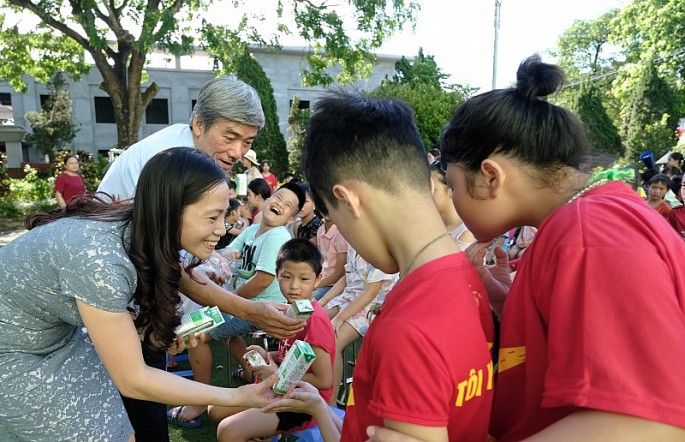 de moi tre em duoc uong sua moi ngay va hanh trinh xuyen mua dich cua quy sua vuon cao viet nam nam thu 13