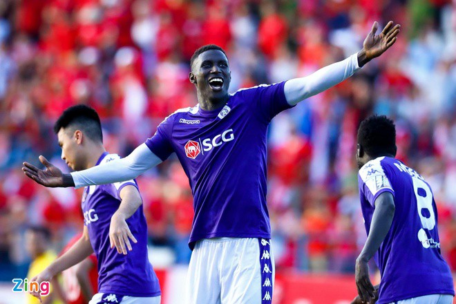 CLB Ha Noi Pape Omar anh 1