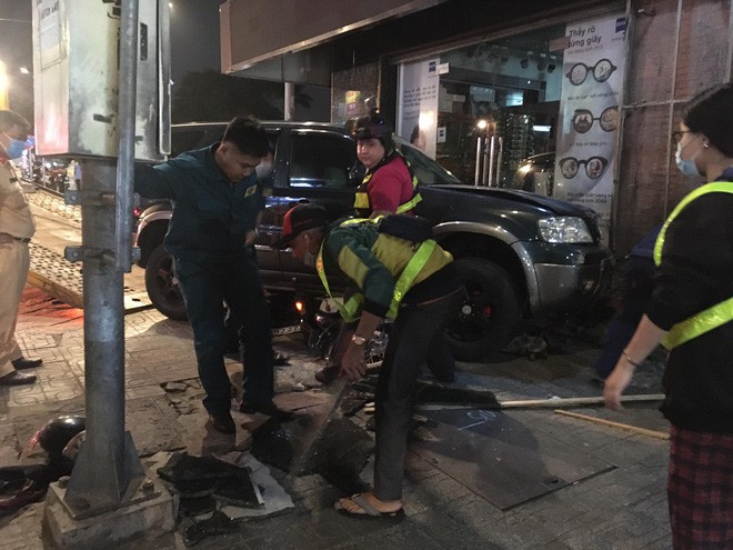  Ô tô điên tông nhiều xe máy, 4 người bị thương ở Sài Gòn - Ảnh 1.