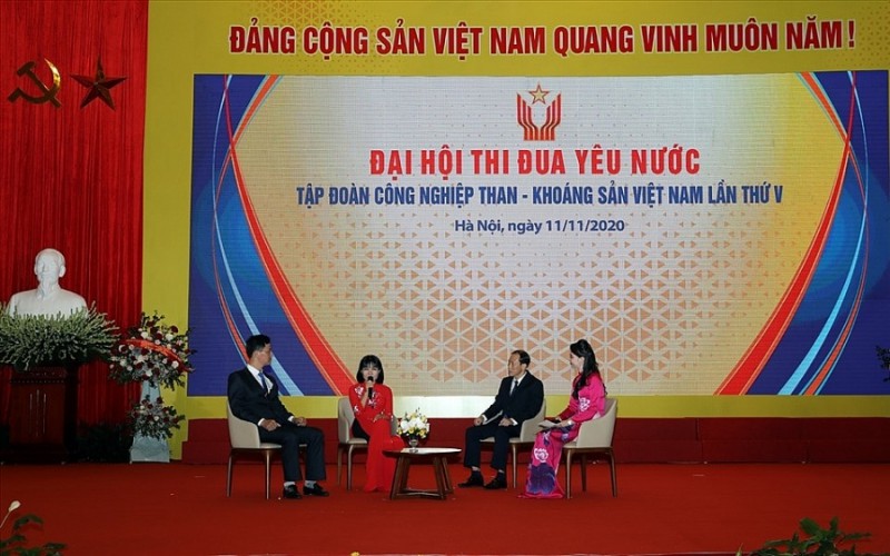 Các cá nhân điển hình có nhiều sáng kiến trong các phong trào thi đua của TKV giao lưu tại đại hội. 0214-ca-nhan