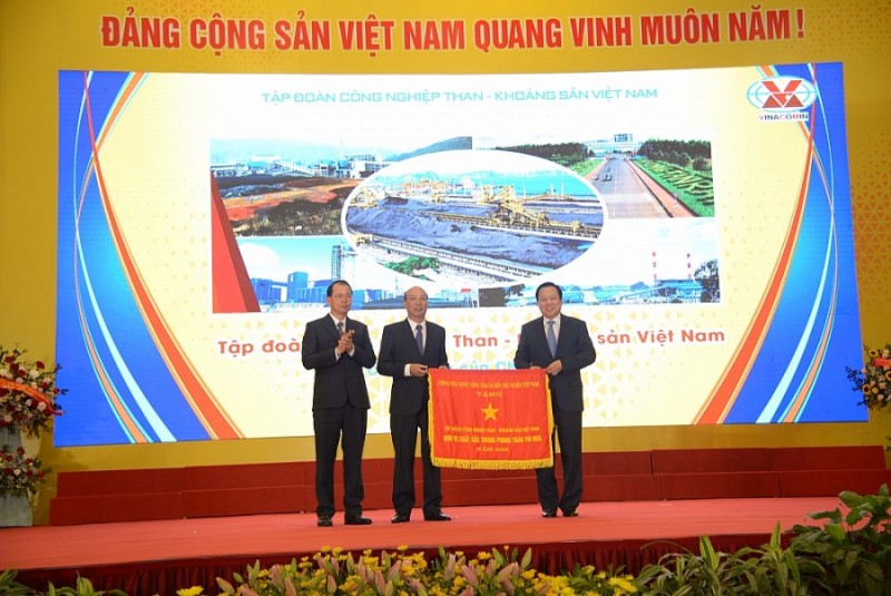 Tập đoàn Công nghiệp Than và Khoáng sản Việt Nam vinh dự được nhận Cờ thi đua của Thủ tướng Chính phủ. 0217-chy-tich-ub-von-nguyen-hoang-anh-trao-cy-thi-yua-cho-yyn-vy-co-thanh-tich-thi-yua-xuat-sac-cya-tkv