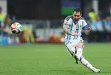 'Điểm yếu' của Messi là… đá phạt đền