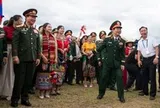 Đại tướng Phan Văn Giang và Đại tướng Khamliang Outhakaysone cùng người dân ném còn, nhảy sạp, múa Lamvong