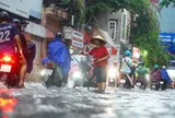 Mưa xối xả đúng giờ tan tầm, nhiều tuyến phố Hà Nội ngập cục bộ