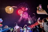 Pháo hoa rực sáng bầu trời Quy Nhơn bên biển xanh Eo Gió