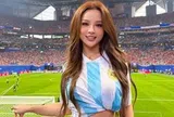 Huyền Baby đang đi xem World Cup vẫn tranh thủ lên tiếng xin lỗi vì cô nhân viên cũ
