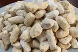 Cục kẹo chuyền tay nhau, cắn đôi cắn ba, chẳng ai nỡ ăn một mình vì còn bạn