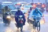 Hà Nội mưa dông, cảnh báo ngập lụt nhiều tuyến phố