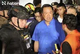 Điều tra người đàn ông đứng cạnh Thủ tướng Thái Lan, hiên ngang trả lời báo chí về vụ cháy quán bar