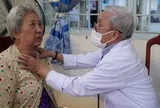 Bác sĩ thiện nguyện về quê nghèo khám chữa bệnh miễn phí