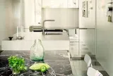 Nhà bếp có gương và kính khắp tường giúp nhà phố hẹp thành nơi đáng sống
