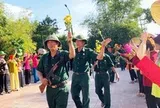 Rưng rưng cảnh bộ đội hành quân trở về trong vòng tay yêu thương của nhân dân