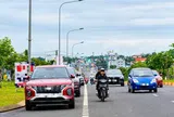 Làn xe máy thành 'bãi đỗ' ôtô trên đại lộ ngàn tỉ