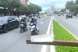 Suýt gặp nạn vì thanh sắt treo băng rôn quá thấp giữa đường