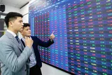 VN-Index ghi nhận rung lắc tiếp diễn, nhà đầu tư kiên nhẫn chờ tín hiệu xác nhận