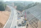 Rốt ráo thi công các hạng mục cuối trên cao tốc Hữu Nghị - Chi Lăng