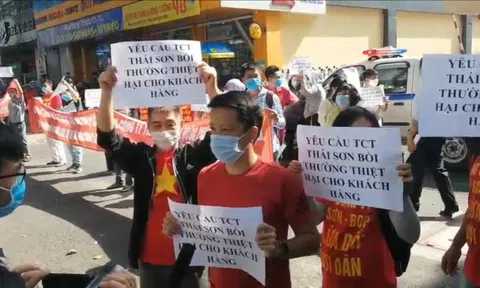 Khách hàng căng băng rôn "tố" Tổng công ty Thái Sơn lừa đảo