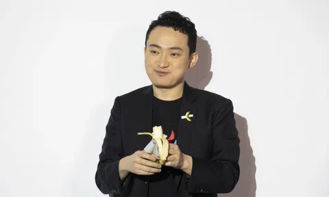 Tỷ phú ăn ‘quả chuối dán tường’ hồi sinh dự án tiền số của ông Trump