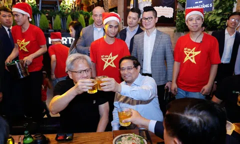 Thủ tướng và CEO Jensen Huang dạo phố cổ Hà Nội, thưởng thức nem tai, nem chua rán, uống bia Trúc Bạch