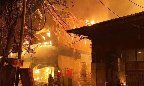 Hà Nội: Lửa bao trùm nhiều nhà xưởng, cửa hàng đồ gỗ ở Thạch Thất