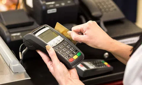 Khổ vì "tiêu trước, trả sau" với thẻ tín dụng