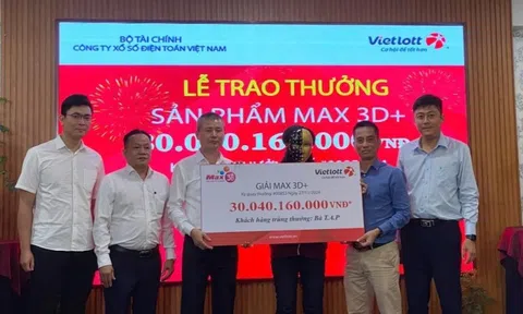 Ghé mua xổ số khi đưa con đi học, một phụ nữ trúng 30 giải đặc biệt