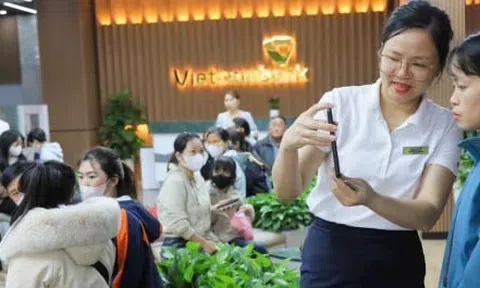 Lo bị khóa tài khoản ngân hàng, người dân đổ xô cập nhật thông tin trước 'giờ G'