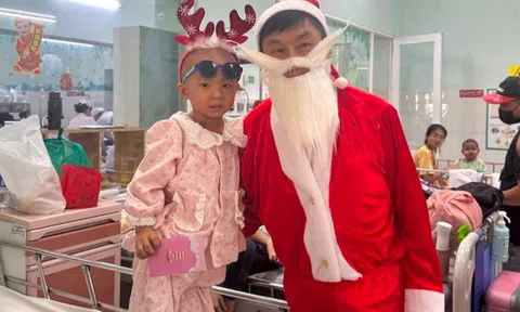 "Vua hàng hiệu" Johnathan Hạnh Nguyễn mặc đồ ông già Noel, lì xì 5 triệu/phong bao, chi 500 triệu mua thuốc cho các bé tại BV Nhi đồng 2 Tp.HCM