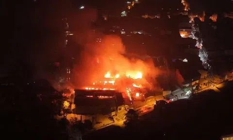 Công an thông tin về vụ cháy lớn gây thiệt hại cho 10 xưởng gỗ ở Hà Nội