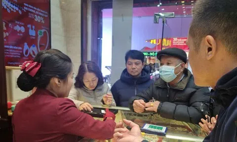 Người Hà Nội xếp hàng mua vàng trước ngày vía Thần tài