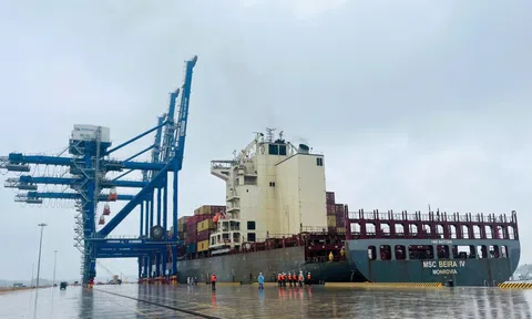 Hãng tàu lớn nhất thế giới vừa cập Cảng Phước An – Đồng Nai, mang theo hơn 1.300 Teu hàng may mặc, thời trang…