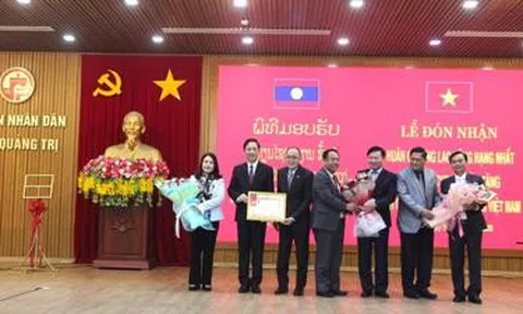 Quảng Trị nhận Huân chương Lao động hạng nhất của Lào