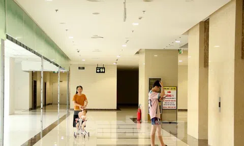 Hà Nội: Trung tâm thương mại 'rỗng' khách, nhiều nơi thành chỗ... thể dục