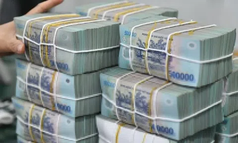 Một nhà băng giảm lãi suất 4 lần một tháng