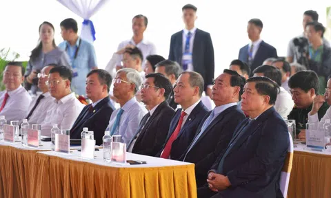 Sáng nay, tỷ phú Phạm Nhật Vượng chính thức khởi công siêu đô thị lấn biển lớn nhất Việt Nam 2.870ha, có tòa tháp cao 108 tầng mong chờ suốt một thập kỷ tại TPHCM