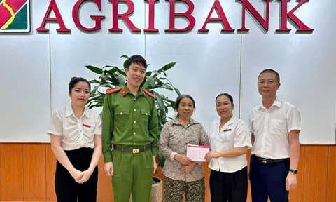 Cụ bà vội vàng đến ngân hàng rút tiết kiệm và chuyển cho TK LÊ VĂN NGỌC, nhân viên Agribank nghi ngờ và hủy lệnh chuyển tiền khi thấy dấu hiệu lừa đảo