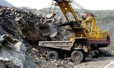 Lãnh đạo đòi chốt lời, cổ phiếu 'đại gia' khai thác vàng bị bán tháo