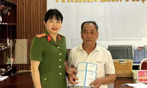 Sau cuộc gọi lạ, cụ ông cầm 2 sổ tiết kiệm ra Công an phường để nhờ rút và chuyển vào STK 1050496914 tại Vietcombank