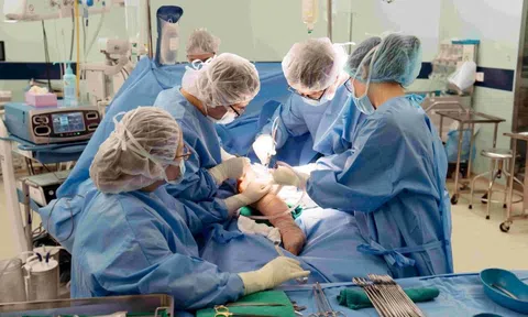 Bệnh viện và đại học của tỷ phú Phạm Nhật Vượng sản xuất xương bằng vật liệu in 3D, thay thế toàn bộ xương đùi cho bệnh nhi ung thư nhỏ tuổi nhất thế giới