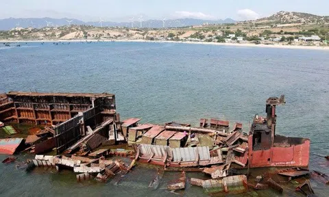 Cận cảnh "xẻ thịt" tàu 4.500 tấn, trả mặt bằng cho điện hạt nhân Ninh Thuận