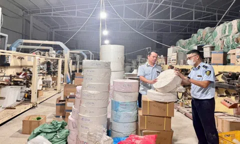 Phát hiện cơ sở sản xuất bỉm trẻ em và băng vệ sinh giả mạo nhiều nhãn hiệu nổi tiếng