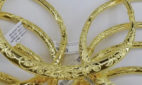 Giá vàng hôm nay 17-8: Cửa hàng vàng nhỏ tiếp tục đưa vàng miếng SJC lên đỉnh mới