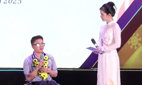 "CEO đặc biệt" dạy người khuyết tật trồng cây cảnh, bán hàng online