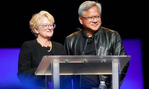 Màn cầu hôn để đời của Jensen Huang