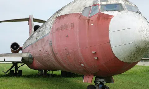 Cận cảnh máy bay Boeing bị "bỏ rơi" 18 năm tại Nội Bài
