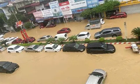 Ô tô ngập nước la liệt ở vùng bão lũ, các hãng bảo hiểm chi trả ra sao?