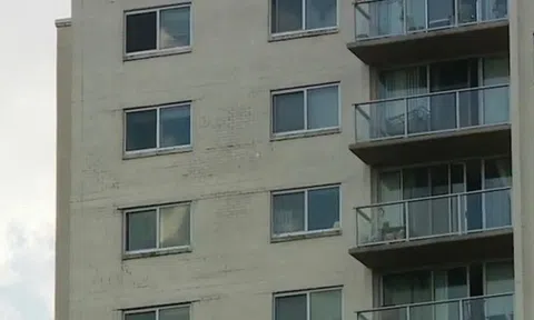 Bé trai 2 tuổi sống sót sau khi rơi từ tầng 15 chung cư