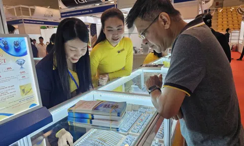 Người dân chen chân săn vàng, ngắm kim cương tại Hội chợ trang sức Việt Nam 2025